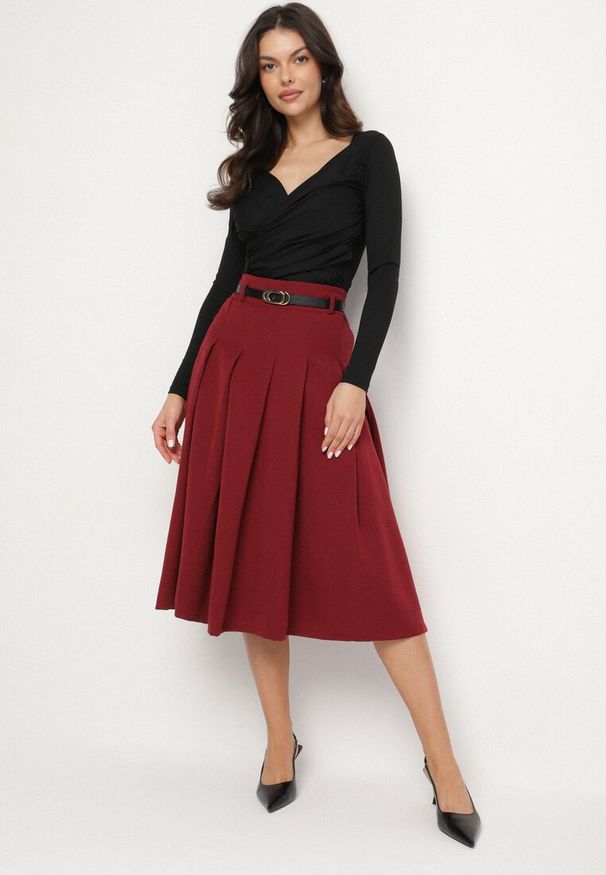 Born2be - Bordowa Rozkloszowana Spódnica z Wiskozą Ozdobiona Paskiem i Plisami Fidelin. Kolor: czerwony. Materiał: wiskoza. Wzór: aplikacja. Styl: elegancki