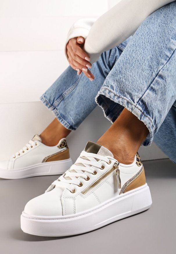 Born2be - Biało-Złote Sneakersy na Platformie Ozdobione Suwakami Halimedia. Nosek buta: okrągły. Zapięcie: sznurówki. Kolor: biały. Materiał: materiał. Wzór: aplikacja. Obcas: na platformie. Wysokość obcasa: niski
