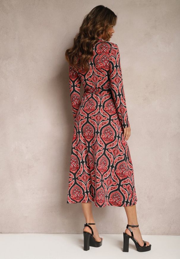 Renee - Czerwona Sukienka Koszulowa z Materiałowym Paskiem z Wzorem Paisley Cevilia. Kolor: czerwony. Materiał: materiał. Wzór: paisley. Typ sukienki: koszulowe. Długość: midi