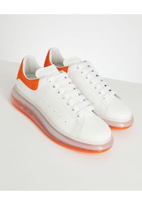 Alexander McQueen - ALEXANDER MCQUEEN - Białe skórzane sneakersy z pomarańczową podeszwą. Zapięcie: sznurówki. Kolor: biały. Materiał: skóra. Wzór: aplikacja #1