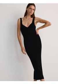 Reserved - Dzianinowa sukienka w prążek z wiskozy - czarny. Kolor: czarny. Materiał: wiskoza, dzianina. Wzór: prążki