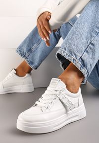 Renee - Białe Sznurowane Sneakersy z Imitacji Skóry z Ozdobnym Napisem Osiaie. Kolor: biały. Materiał: skóra. Wzór: napisy #1