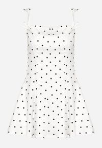 Born2be - Biała Sukienka Vices w Grochy o Rozkloszowanym Kroju z Wiązaniem na Ramiączkach Saririse. Okazja: na ślub cywilny, na wesele. Typ kołnierza: dekolt kwadratowy, dekolt gorset. Kolor: biały. Długość rękawa: na ramiączkach. Wzór: grochy. Typ sukienki: gorsetowe #6