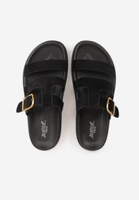 Born2be - Czarne Klapki z Geometryczną Cholewką i Klamrą z Boku Endrita. Okazja: na co dzień. Kolor: czarny. Wzór: geometria. Styl: casual, klasyczny #9