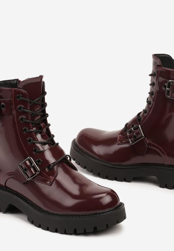 Renee - Bordowe Lakierowane Botki Workery z Paskami Zapinanymi na Sprzączki Meristine. Okazja: na spacer. Zapięcie: pasek. Kolor: czerwony. Materiał: lakier. Styl: rockowy