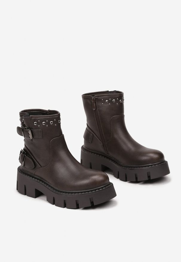 Born2be - Brązowe Botki na Płaskiej Podeszwie z Nitami i Klamrami Esalorna. Okazja: na co dzień. Zapięcie: klamry. Kolor: brązowy. Materiał: jeans. Wzór: aplikacja. Sezon: zima, jesień. Obcas: na płaskiej podeszwie. Styl: elegancki, casual
