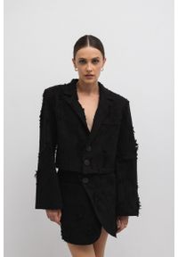 Marsala - Krótka marynarka z surowej tkaniny w kolorze CZARNYM - UNIQUE. Kolor: czarny. Materiał: tkanina. Długość: krótkie. Styl: klasyczny #1