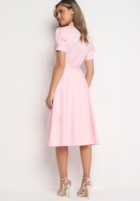 Born2be - Różowa Sukienka z Koronką i Ozdobnym Paskiem oraz Kołnierzykiem Gavridia. Okazja: na co dzień, do pracy. Kolor: różowy. Materiał: koronka. Długość rękawa: krótki rękaw. Wzór: koronka. Typ sukienki: proste. Styl: casual, elegancki, klasyczny, wizytowy #7