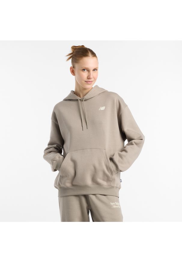 Bluza damska New Balance WT51947DOK – beżowa. Okazja: na co dzień. Typ kołnierza: kaptur. Kolor: beżowy. Materiał: bawełna, poliester, prążkowany, dresówka. Wzór: napisy. Styl: klasyczny, casual
