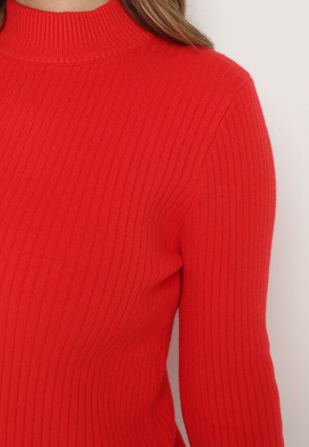 Born2be - Czerwony Sweter z Wiskozą i Golfem z Elastycznego Prążkowanego Materiału Nikiella. Okazja: na co dzień. Typ kołnierza: golf. Kolor: czerwony. Materiał: wiskoza, materiał, prążkowany. Styl: klasyczny, elegancki, casual