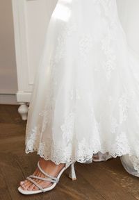 Renee - Białe Cyrkoniowe Sandały Vices na Stożkowym Obcasie Galitiela. Okazja: na co dzień, na ślub cywilny, na wesele. Zapięcie: pasek. Kolor: biały. Wzór: aplikacja. Obcas: na obcasie. Styl: casual, elegancki. Wysokość obcasa: średni #1