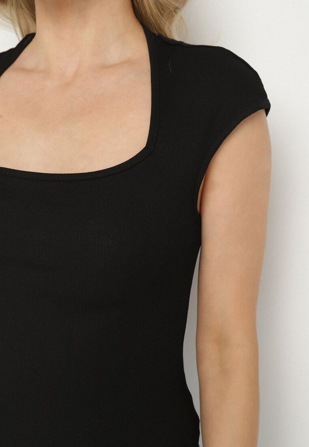 Born2be - Czarny Dopasowany T-shirt z Wiskozą w Prążki z Kwadratowym Dekoltem Alannia. Okazja: na co dzień, do pracy, na spotkanie biznesowe. Typ kołnierza: dekolt kwadratowy. Kolor: czarny. Materiał: wiskoza. Wzór: prążki. Styl: biznesowy, casual