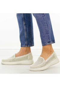 Beżowe ażurowe mokasyny damskie Sergio Leone Mk097H. Okazja: na spacer, na co dzień. Nosek buta: okrągły. Kolor: beżowy. Materiał: skóra. Szerokość cholewki: normalna. Wzór: ażurowy. Sezon: wiosna, lato. Styl: casual, elegancki, klasyczny #1