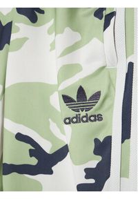 Adidas - adidas Spodnie dresowe Camo Sst HB9434 Zielony Regular Fit. Kolor: zielony. Materiał: syntetyk