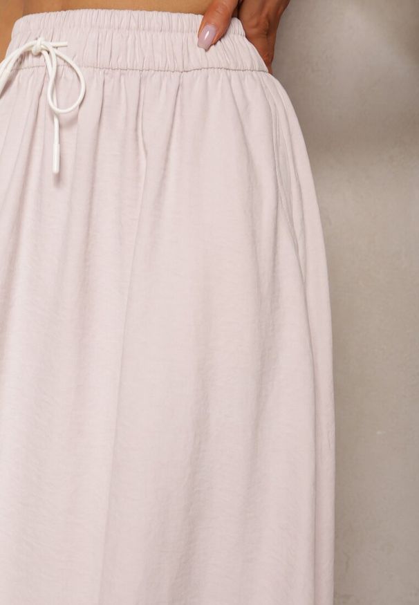 Renee - Różowa Spódnica o Rozkloszowanym Kroju Ściągana w Pasie Rigelia. Okazja: do pracy, na spotkanie biznesowe. Kolor: różowy. Wzór: aplikacja. Styl: biznesowy, elegancki