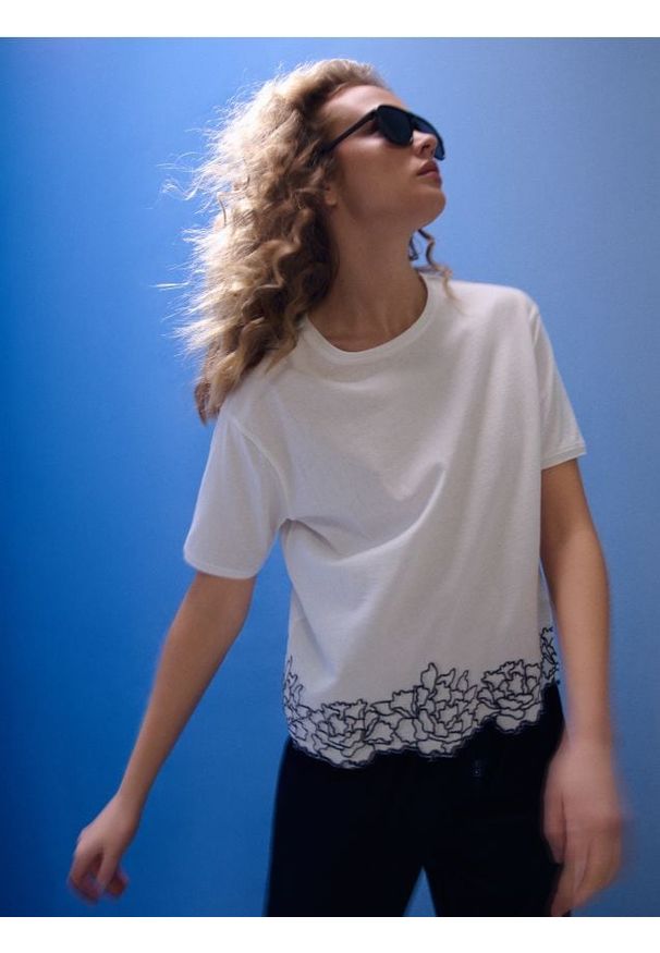 Sinsay - Bawełniana koszulka z haftowanym wzorem - kremowy. Kolor: kremowy. Materiał: bawełna. Wzór: haft