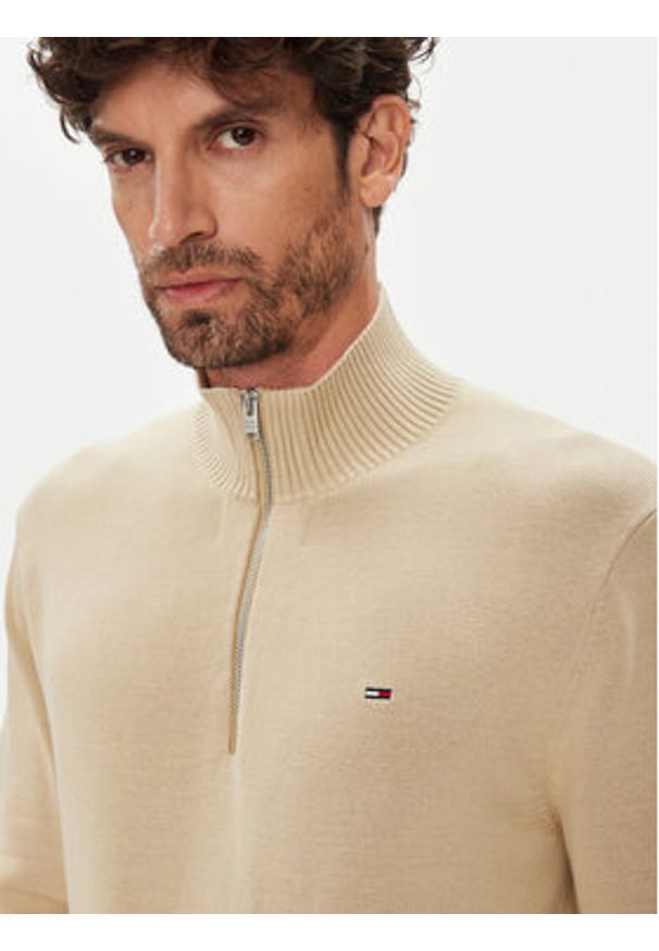 Tommy Jeans Sweter DM0DM21654 Beżowy Slim Fit. Kolor: beżowy. Materiał: bawełna