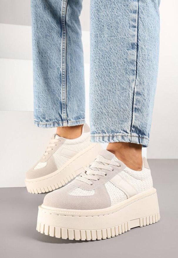 Born2be - Beżowe Sneakersy Typu Tenisówki na Platformie Zdobione Perforacją Nerilsa. Okazja: na co dzień. Kolor: beżowy. Materiał: jeans. Szerokość cholewki: normalna. Wzór: aplikacja. Obcas: na platformie