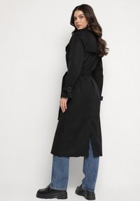 Born2be - Czarny Długi Płaszcz Trencz Dwurzędowy z Paskiem w Talii Cadenite. Typ kołnierza: kolnierz wykładany. Kolor: czarny. Długość: długie #7