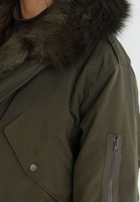 Born2be - Ciemnozielona Kurtka Parka Oversize z Futerkiem Mitto. Kolor: zielony. Materiał: futro. Długość rękawa: długi rękaw. Długość: długie. Sezon: zima, jesień. Styl: klasyczny, elegancki #2