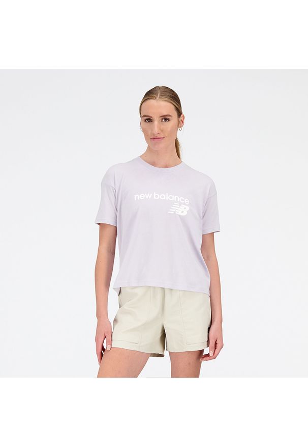 Koszulka damska New Balance WT03805GRV – fioletowa. Kolor: fioletowy. Materiał: bawełna, dresówka, poliester. Długość rękawa: krótki rękaw. Długość: krótkie. Wzór: napisy