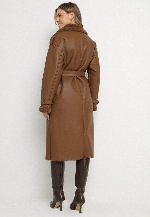 Born2be - Brązowy Dwurzędowy Płaszcz z Imitacji Skóry z Wiązanym Paskiem i Futrem Guritte. Okazja: na co dzień. Typ kołnierza: golf. Kolor: brązowy. Materiał: futro, skóra. Długość rękawa: długi rękaw. Długość: długie. Styl: casual, elegancki, klasyczny