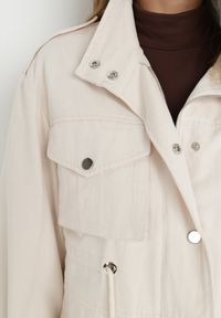 Born2be - Jasnobeżowa Kurtka Parka z Dużymi Kieszeniami Talaha. Okazja: na co dzień. Kolor: beżowy. Materiał: jeans. Długość: krótkie. Wzór: aplikacja. Sezon: wiosna, jesień. Styl: casual #4