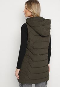 Born2be - Ciemnozielona Pikowana Kamizelka z Odpinanym Kapturem na Suwak Wykończona Sznurkami Zeneria. Okazja: na co dzień. Kolor: zielony. Styl: casual, elegancki #7