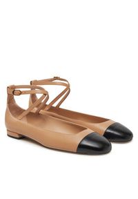 Stuart Weitzman Baleriny Eden Atrap Flat SJ720 Beżowy. Kolor: beżowy. Materiał: skóra