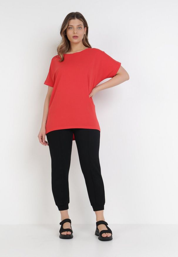 Born2be - Czerwony T-shirt Ammi. Kolor: czerwony. Materiał: dzianina, bawełna, elastan. Długość rękawa: krótki rękaw. Długość: krótkie