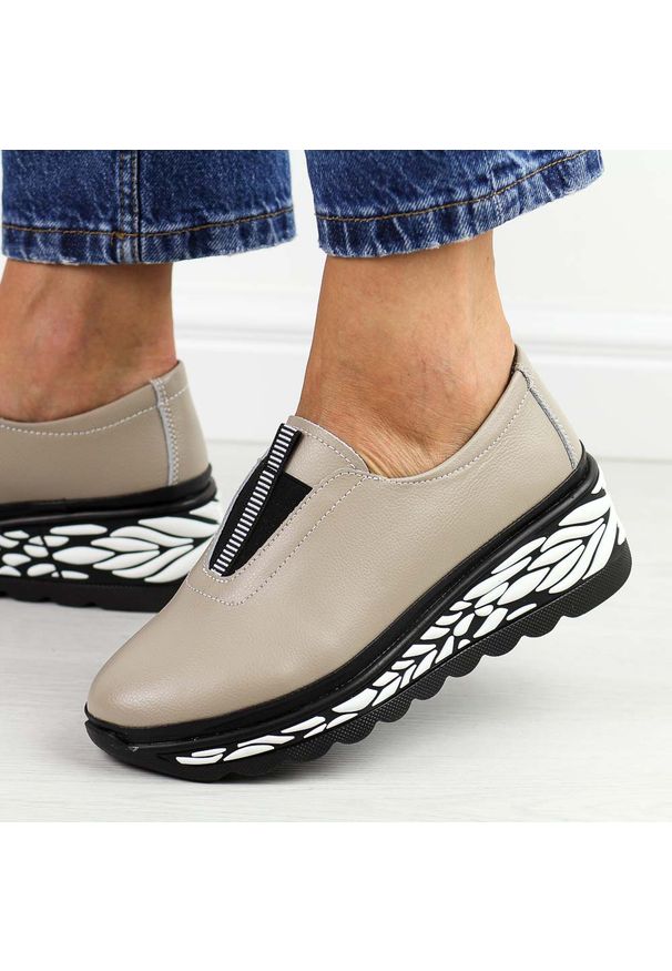 Beżowe skórzane sneakersy damskie T.Sokolski 101. Okazja: na spotkanie biznesowe, na co dzień. Nosek buta: okrągły. Kolor: beżowy. Materiał: skóra. Szerokość cholewki: normalna. Sezon: wiosna, jesień. Obcas: na koturnie. Styl: klasyczny, biznesowy, casual, elegancki