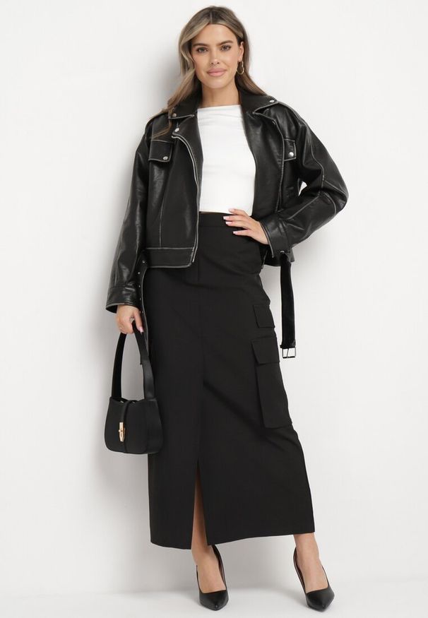 Born2be - Czarna Spódnica w Stylu Utility z Kieszeniami i Rozcięciem na Przodzie Temari. Okazja: na co dzień. Stan: podwyższony. Kolor: czarny. Styl: elegancki, casual