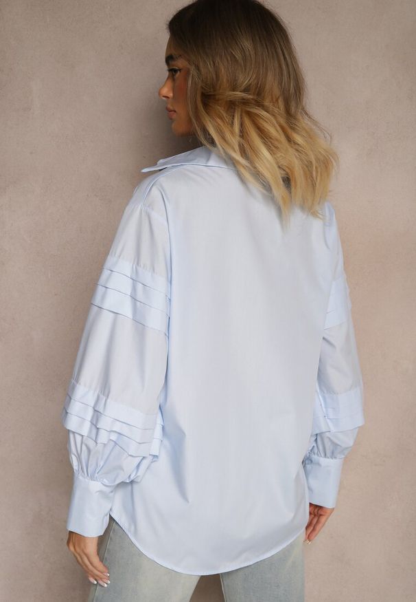 Renee - Jasnoniebieska Koszula z Bawełną i Szerokimi Rękawami Edioniela. Okazja: na co dzień. Kolor: niebieski. Materiał: bawełna. Sezon: wiosna. Styl: elegancki, casual