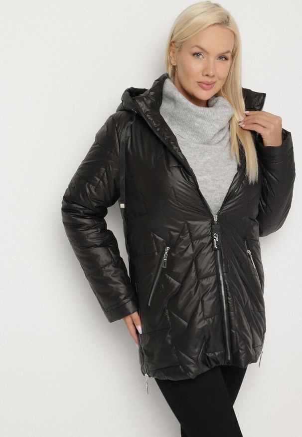 Born2be - Czarna Pikowana Kurtka Ozdobiona Pikowaniem z Odpinanym Kapturem Falerosa. Okazja: na co dzień, na spacer. Kolekcja: plus size. Kolor: czarny. Materiał: jeans. Wzór: aplikacja. Styl: casual