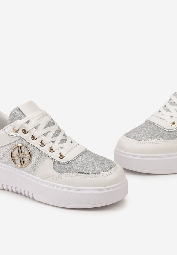 Born2be - Białe Sneakersy na Niskiej Platformie z Brokatem i Metalicznymi Wstawkami Winfrea. Kolor: biały. Obcas: na platformie. Sport: turystyka piesza