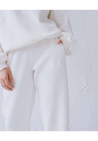 DOLLINA - Białe spodnie dresowe. Kolor: biały. Materiał: dresówka. Wzór: haft #6