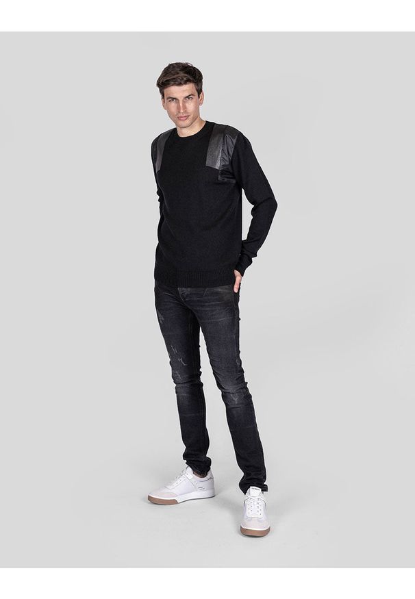 Les Hommes Sweter | LJK104-652B | Round Neck Sweater With Shoulder Detail | Mężczyzna | Czarny. Okazja: na co dzień. Kolor: czarny. Materiał: wełna. Styl: casual