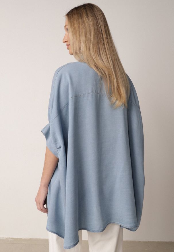 Born2be - Jasnoniebieska Nietoperzowa Koszula Oversize z Wiskozą z Rękawami 3/4 Mathei. Okazja: na co dzień. Kolor: niebieski. Materiał: wiskoza. Styl: casual, elegancki