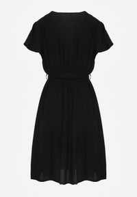 Renee - Czarna Rozkloszowana Sukienka Midi z Wiązanym Paskiem Elemia. Kolor: czarny. Materiał: materiał, tkanina, wiskoza. Długość: midi #6