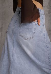 Renee - Niebieska Spódnica Jeansowa z Bawełną High Waist i Rozcięciem na Nogę Cinadessa. Okazja: na spacer, na co dzień. Stan: podwyższony. Kolor: niebieski. Materiał: bawełna, jeans. Styl: casual #6