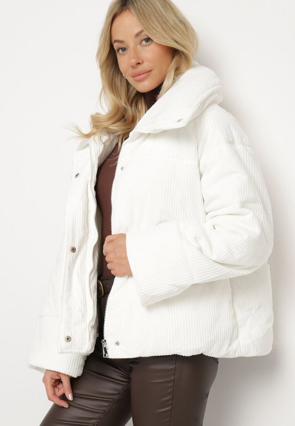 Born2be - Biała Sztruksowa Kurtka z Wysokim Kołnierzem Realitia. Okazja: na co dzień. Typ kołnierza: golf. Kolor: biały. Materiał: sztruks. Styl: elegancki, casual