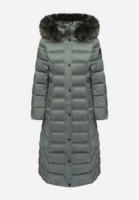 Born2be - Zielona Pikowana Kurtka Zimowa o Długim Kroju z Odpinanym Kapturem z Futrem Mintoria. Okazja: na co dzień. Kolor: zielony. Materiał: futro. Długość: długie. Sezon: zima. Styl: casual, elegancki #5