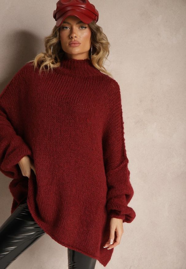 Renee - Bordowy Golf Oversize z Wełną z Opadającą Linią Ramion Lilirea. Okazja: na co dzień. Typ kołnierza: golf. Kolor: czerwony. Materiał: wełna. Styl: elegancki, casual