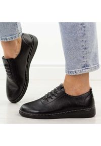 Jezzi - Czarne półbuty damskie Unisoft 5933. Okazja: na co dzień, na spotkanie biznesowe. Nosek buta: okrągły. Zapięcie: bez zapięcia. Kolor: czarny. Materiał: skóra. Szerokość cholewki: normalna. Sezon: wiosna, jesień. Styl: casual, biznesowy, elegancki, klasyczny #1