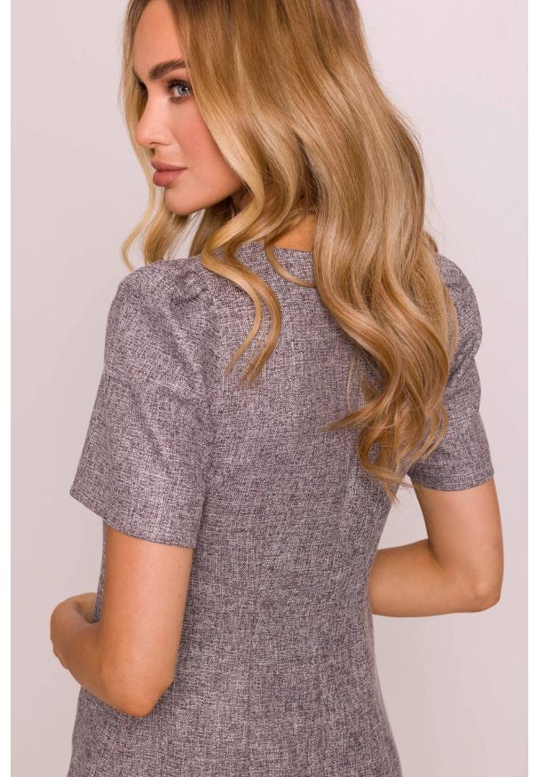 MOE - Elegancka sukienka trapezowa mini szara. Okazja: na co dzień, na spotkanie biznesowe, do pracy. Kolor: niebieski, szary, pomarańczowy. Materiał: tkanina. Długość rękawa: krótki rękaw. Wzór: gładki. Typ sukienki: trapezowe. Styl: elegancki. Długość: mini