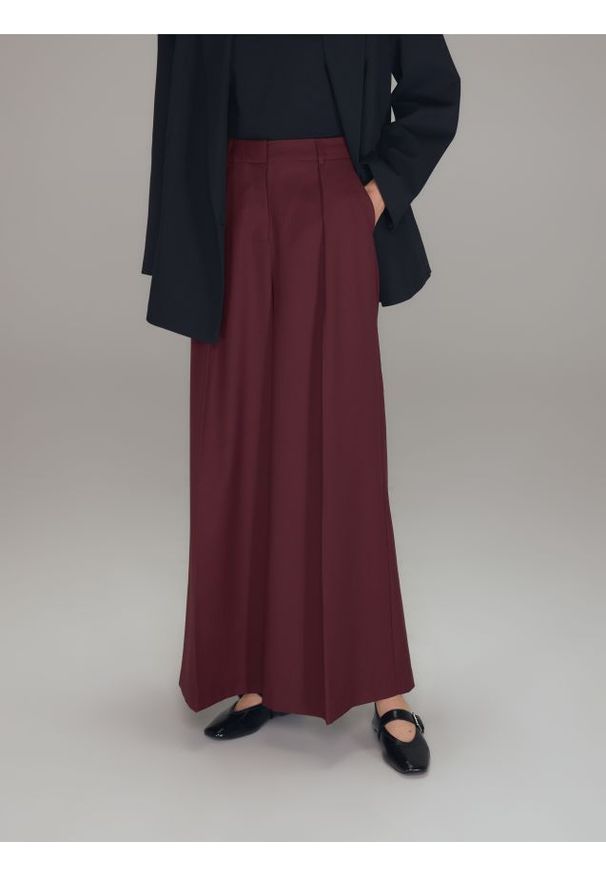 Reserved - Spodnie z wełną - bordowy. Kolor: czerwony. Materiał: wełna