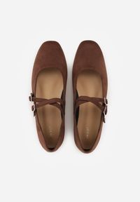Renee - Brązowe Balerinki w Stylu Mary Jane VICES z Imitacji Zamszu Natinare. Okazja: na co dzień. Zapięcie: klamry. Kolor: brązowy. Materiał: zamsz. Styl: casual, elegancki, klasyczny #7