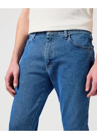 Wrangler - MĘSKIE SPODNIE JEANSOWE WRANGLER RUSTLER SLIM INDIGO MID W10ERC81D. Okazja: na co dzień. Sezon: lato. Styl: klasyczny, casual, elegancki