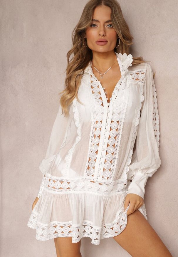 Renee - Biała Koronkowa Tunika Pudełkowa z Falbaną Nawal. Typ kołnierza: kołnierzyk stójkowy. Kolor: biały. Materiał: koronka. Wzór: aplikacja. Styl: boho