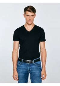 Big-Star - Koszulka męska typu slim czarna Basicov 906. Typ kołnierza: dekolt w kształcie V. Kolor: czarny. Materiał: tkanina. Sezon: lato, zima. Styl: klasyczny